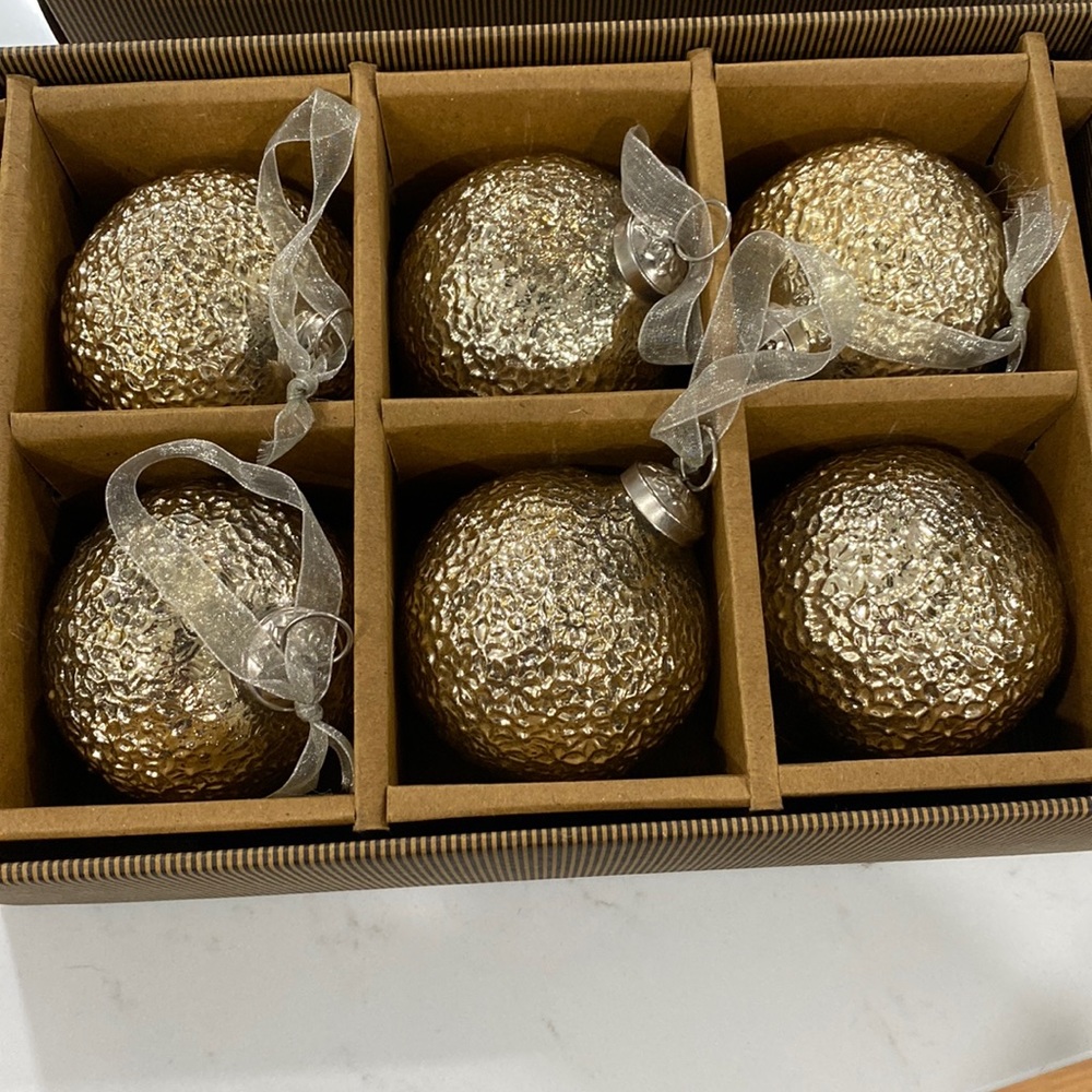 6 gold ornaments, brand new